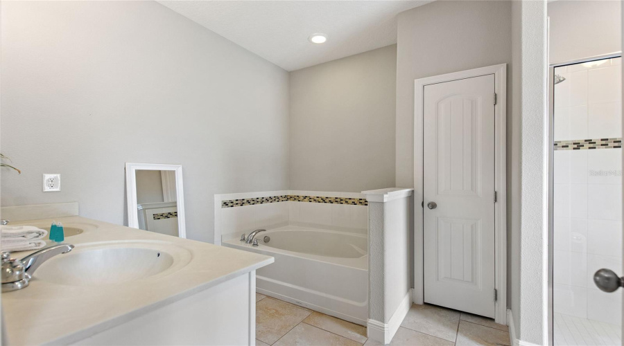DAVENPORT, Florida 33837, 5 Bedrooms Bedrooms, ,4 BathroomsBathrooms,Residential,For Sale,OAKBOURNE,0,MFRO6320066
