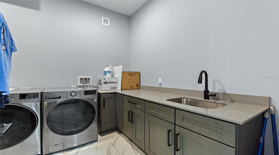 DAVENPORT, Florida 33897, 6 Bedrooms Bedrooms, ,4 BathroomsBathrooms,Residential,For Sale,HIDDEN PALMS,0,MFRG5098573