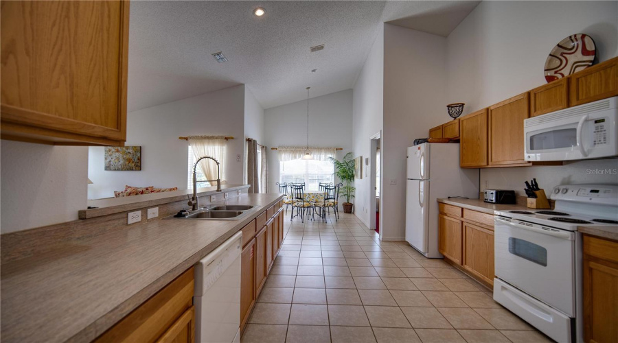 DAVENPORT, Florida 33897, 5 Bedrooms Bedrooms, ,4 BathroomsBathrooms,Residential,For Sale,BLOOMINGDALE,0,MFRS5129437