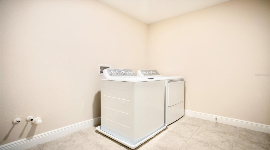 DAVENPORT, Florida 33837, 5 Bedrooms Bedrooms, ,3 BathroomsBathrooms,Residential,For Sale,SUGARWOOD,0,MFRO6319969