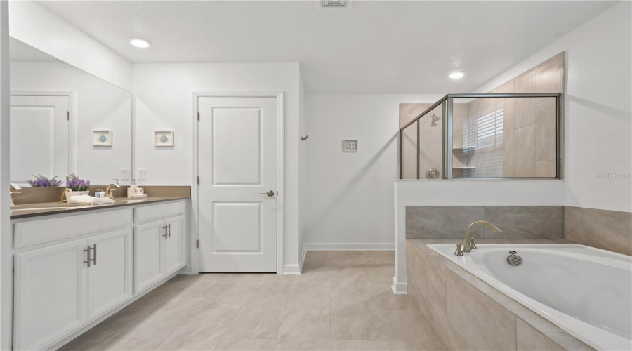 KISSIMMEE, Florida 34746, 6 Bedrooms Bedrooms, ,6 BathroomsBathrooms,Residential,For Sale,PARAGRAPH,0,MFRO6321846