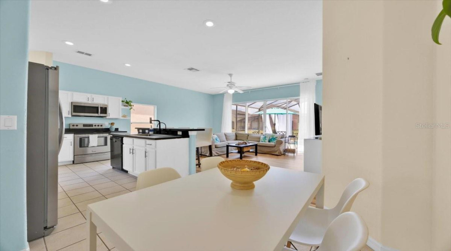 From the breakfast nook, enjoy effortless flow into a spacious kitchen and inviting living area-perfect for everyday comfort and connection.Desde el comedor diario, fluye con facilidad hacia una cocina amplia y una sala acofedorqa-perfecto para vivir con comodidad y conexion.