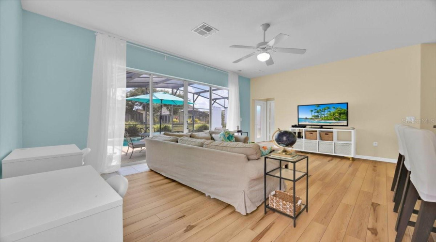 Spacious and full of natural light, this family room offers a seamless connection to the outdoor patio and pool-while still providing plenty of room to relax, play, or study. The homeowners have set a study place in the heart of the home, where the kids work and play at their desk, right next to the kitchen. A truly flexible space to support everyday living and memory making.Amplia y luminos, esta sala familiar conecta perfectamente con el area exterior de la piscina, al mismo tiempo ofrece espacio para estudiar of jugar. Los dueños ha creado un espacio de escritorio, donde los niños pueden jugar o estudiar al lado de la cocina.  Un ambiente versatil diseñado para vivir y crear recuerdos.
