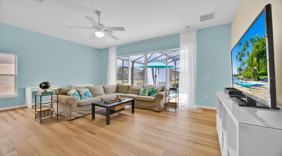 This open layout creates effortless flow from the kitchen to the living room-ideal for family time, entertaining guests, or simply enjoying everyday comfort.Este diseño abierto permite una transicion fuida de la cocina a la sala-perfecto para disfrutar en familia, recibir visitas o relajarse dia a dia.