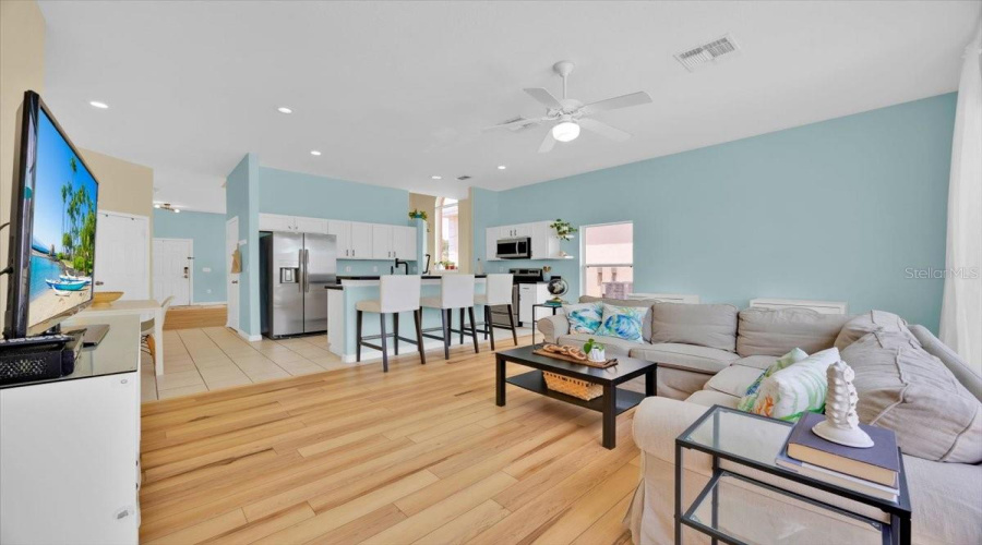 Bright and inviting, this spacious family room offers a clear view to the pool and patio—perfect for relaxed evenings, family gatherings, and staying connected to the outdoors.Un espacio luminoso y acogedor con vista directa a la piscina y el patio—ideal para convivencias familiares, tardes relajadas y disfrutar del exterior desde casa.Una parte de esta amplia sala familiar se utiliza como área de estudio en casa, demostrando la versatilidad y el diseño funcional del hogar. Los pisos impermeables y duraderos brindan tranquilidad y practicidad para el día a día.