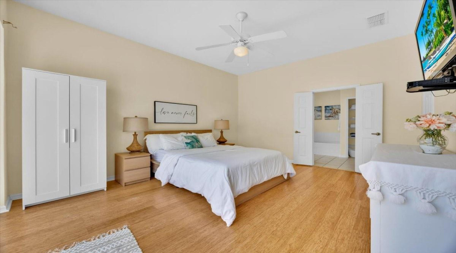 Currently operating as a profitable Airbnb, this private downstairs suite features its own bathroom, kitchenette, and a separate entrance from the exterior—making it ideal for guests, in-laws, or short-term rental income. The space is bright and welcoming with bamboo flooring, soft natural light, and a peaceful atmosphere.Actualmente funcionando como un Airbnb rentable, esta suite privada en la planta baja cuenta con su propio baño, kitchenette y una entrada independiente desde el exterior—ideal para huéspedes, familiares o generar ingresos con alquileres a corto plazo. El espacio es luminoso y acogedor, con pisos de bambú, luz natural suave y un ambiente tranquilo.