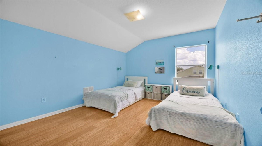 Charming Adjacent RoomJust steps from the upstairs master suite, this bright and airy space is perfect for a nursery, home office, or a cozy bedroom for the little ones—offering comfort and convenience.Español:Encantadora Habitación ContiguaA solo pasos de la suite principal en el segundo piso, este espacio iluminado y acogedor es ideal como guardería, oficina en casa o dormitorio para los pequeños—brindando comodidad y practicidad.