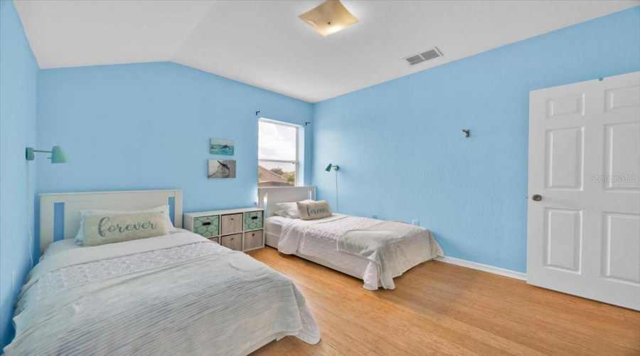 Wake up to the peaceful sounds of chirping birds and the soft cascade of pool water just outside the window. This light-filled room offers a tranquil view of the backyard oasis, making it a perfect space for little ones or a calming workspace.Español:Refugio Sereno y LuminosoDespierta con el canto de los pájaros y el suave sonido del agua de la piscina justo afuera de la ventana. Esta habitación luminosa brinda una vista tranquila del oasis trasero, ideal para los pequeños o como un espacio de trabajo relajante.