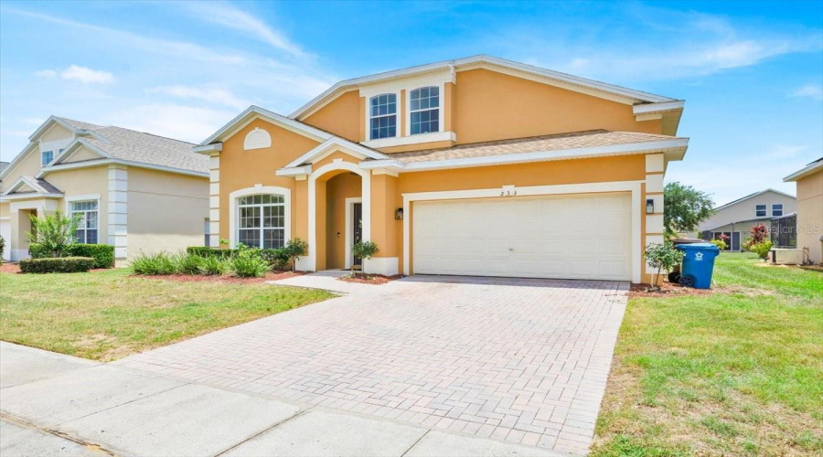 Spacious Driveway and Striking Facade -This Florida Home Sets the Stage for Something Special.Entrada Espaciosa y Fachada Impactante -Esta Joya en Florida prepara el escenario para algo especial.