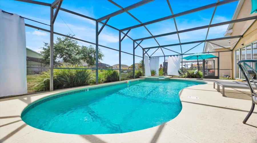 Your private paradise.Heated pool and spa, tropical vibes, and total relaxation—right outside your door.Español:Tu paraíso privado.Piscina y jacuzzi climatizados, ambiente tropical y relajación total—justo fuera de casa.