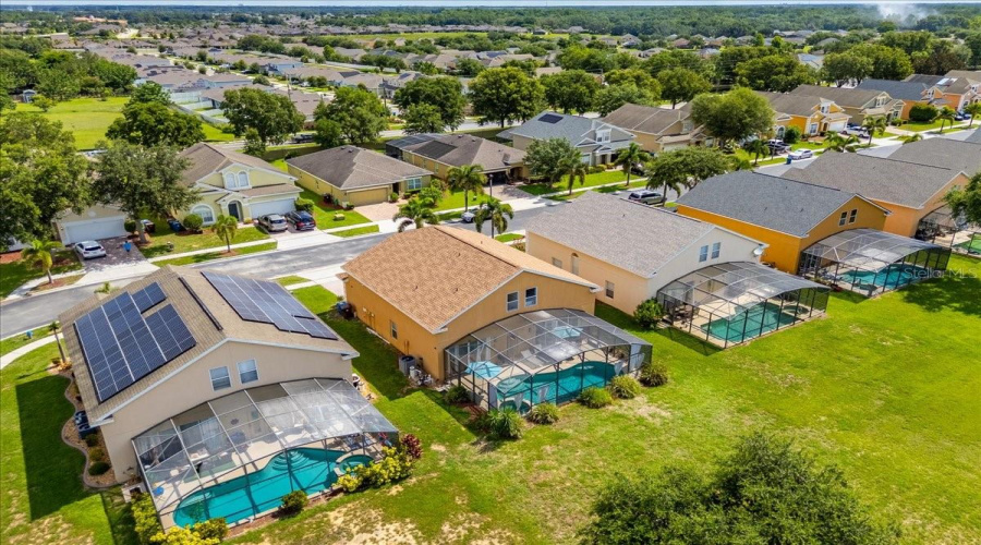 Welcome to the heart of Florida living!Nestled in a peaceful gated community with manicured lawns and private screened pools—this home blends comfort, privacy, and charm.Español:¡Bienvenido al corazón de la vida en Florida!Ubicada en una tranquila comunidad cerrada con jardines cuidados y piscinas privadas—esta casa ofrece comodidad, privacidad y encanto.