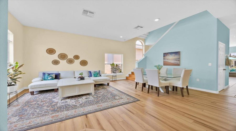 From the Front Door In- You will be welcomed with this Open-Concept Living Space Radiates light, warmth, and possibilities.Desde la entrada, te recibe un espacio de concepto abierto que irradia luz, calidez y posibilidades.
