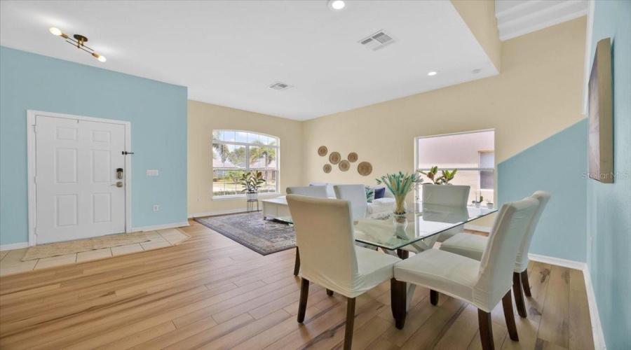 Gather, dine and relax - this thoughtfully designed great room invites comfort and connection from every corner.Reunete, cena y relajate - esta gran sala diseñada con intencion, invita a la comodidad y la conexion en cada rincon.