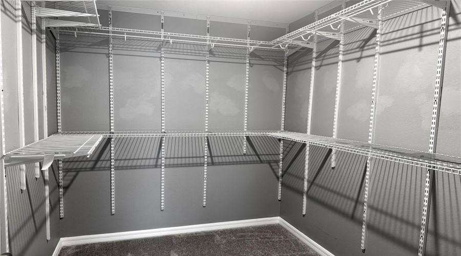 WALK-IN CLOSET