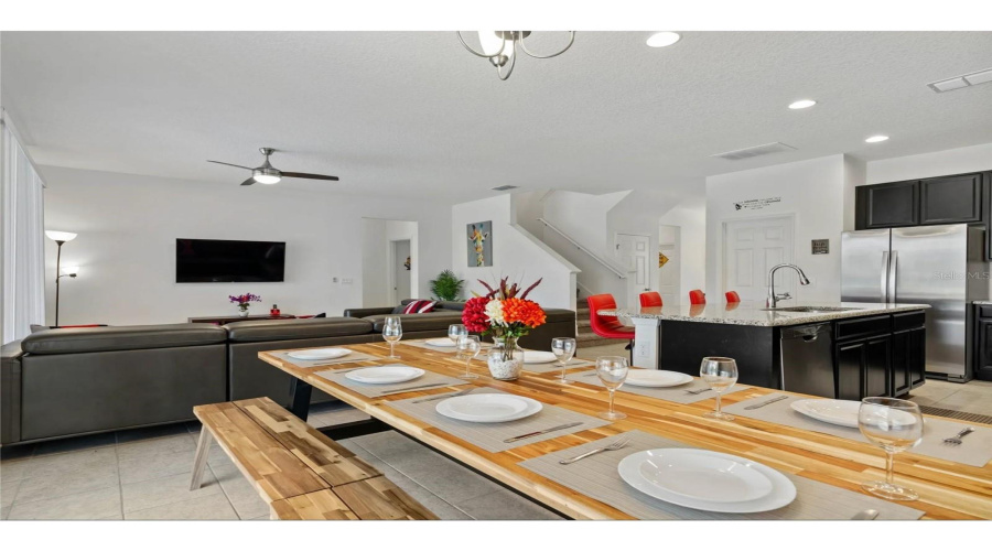 Large nook area, plenty of space for family get togethers.