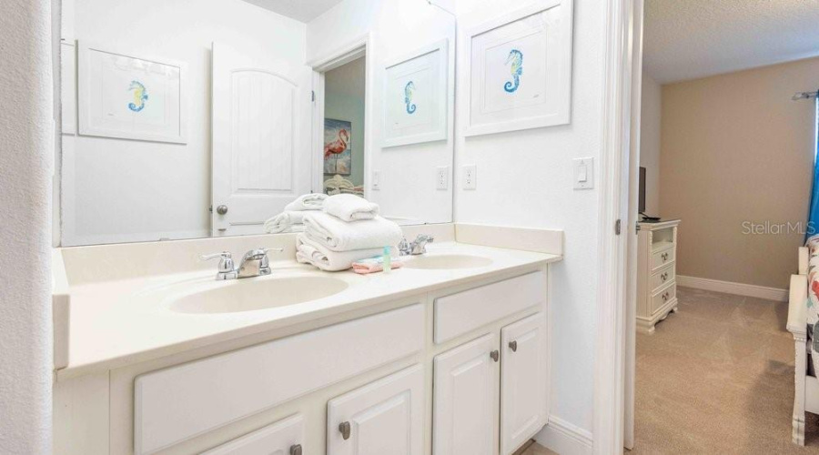 DAVENPORT, Florida 33837, 6 Bedrooms Bedrooms, ,4 BathroomsBathrooms,Residential,For Sale,OAKBOURNE,0,MFRA4656210