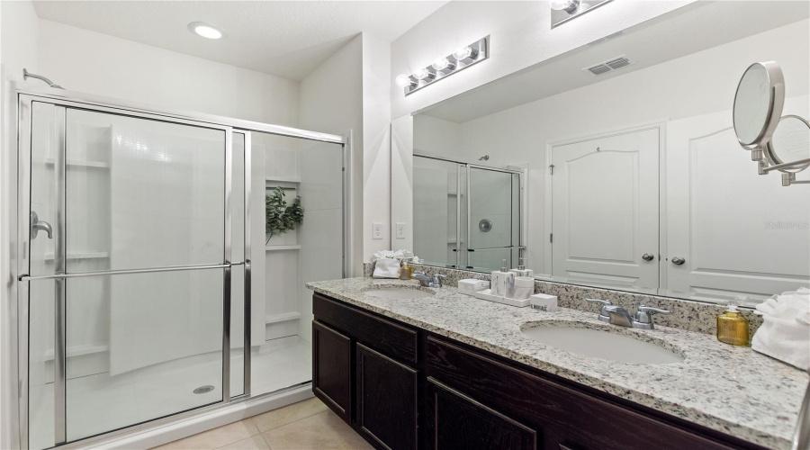 DAVENPORT, Florida 33837, 7 Bedrooms Bedrooms, ,5 BathroomsBathrooms,Residential,For Sale,OAK SHADOW,0,MFRO6324182