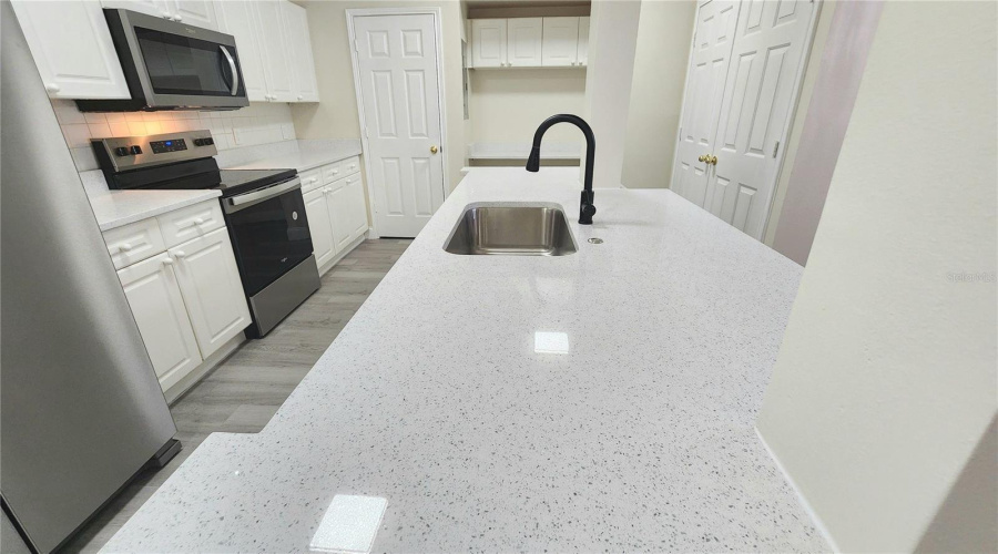 GORGEOUS OVERSIZED QUARTZ KITCHEN ISLAND!