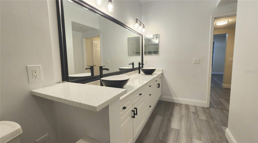 GORGEOUS VANITY W/ DOUBLE SINKS!