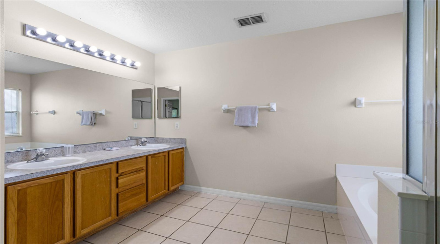 DAVENPORT, Florida 33897, 7 Bedrooms Bedrooms, ,5 BathroomsBathrooms,Residential,For Sale,BLOOMINGDALE,0,MFRS5123341