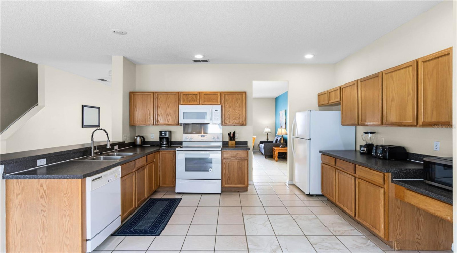 DAVENPORT, Florida 33897, 7 Bedrooms Bedrooms, ,5 BathroomsBathrooms,Residential,For Sale,BLOOMINGDALE,0,MFRS5123341