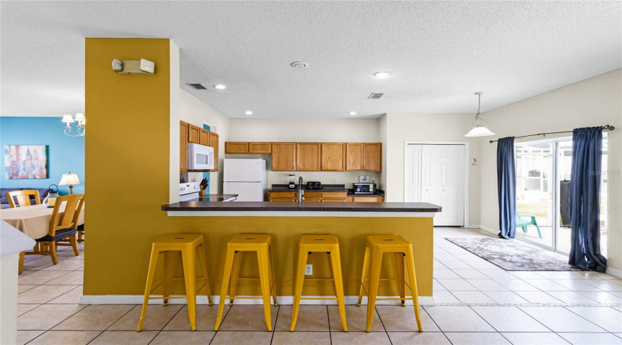 DAVENPORT, Florida 33897, 7 Bedrooms Bedrooms, ,5 BathroomsBathrooms,Residential,For Sale,BLOOMINGDALE,0,MFRS5123341