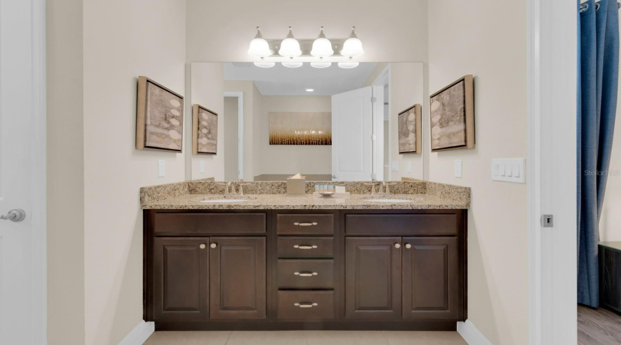 Primary en-suite bathroom