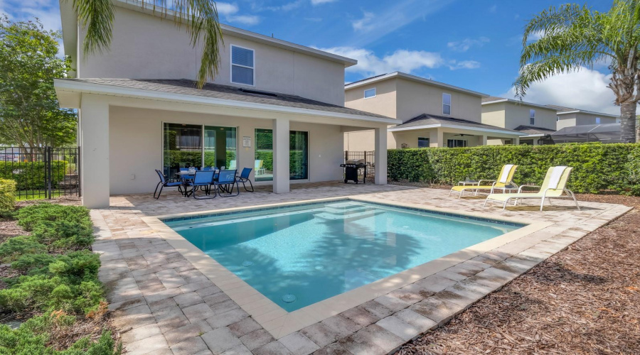 Pool with upgraded pavers