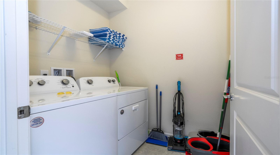 DAVENPORT, Florida 33897, 7 Bedrooms Bedrooms, ,5 BathroomsBathrooms,Residential,For Sale,SUMMER,0,MFRO6324163
