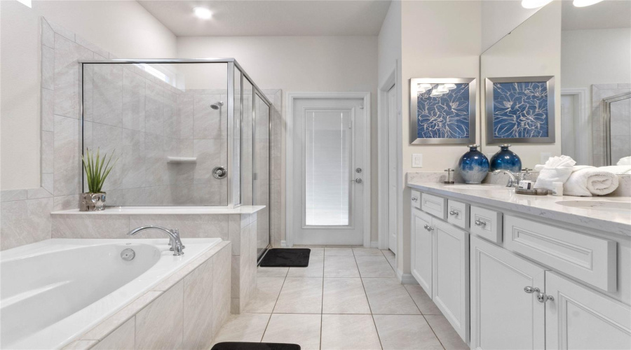 DAVENPORT, Florida 33897, 8 Bedrooms Bedrooms, ,6 BathroomsBathrooms,Residential,For Sale,LELANI,0,MFRO6324342