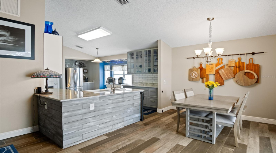 An amazing kitchen with plenty of cooking and storage space with a designer look.