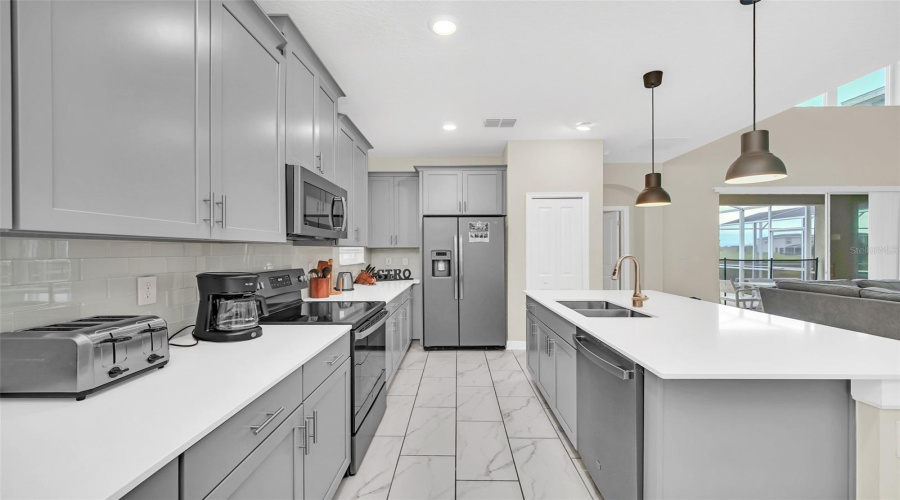 DAVENPORT, Florida 33896, 5 Bedrooms Bedrooms, ,5 BathroomsBathrooms,Residential,For Sale,DROP SHOT,0,MFRO6173246
