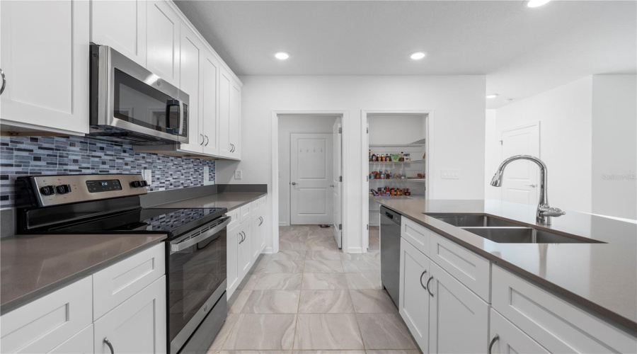 DAVENPORT, Florida 33837, 5 Bedrooms Bedrooms, ,2 BathroomsBathrooms,Residential,For Sale,JETT,0,MFRTB8405195