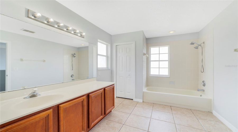KISSIMMEE, Florida 34746, 5 Bedrooms Bedrooms, ,3 BathroomsBathrooms,Residential,For Sale,THE OAKS,0,MFRO6325623