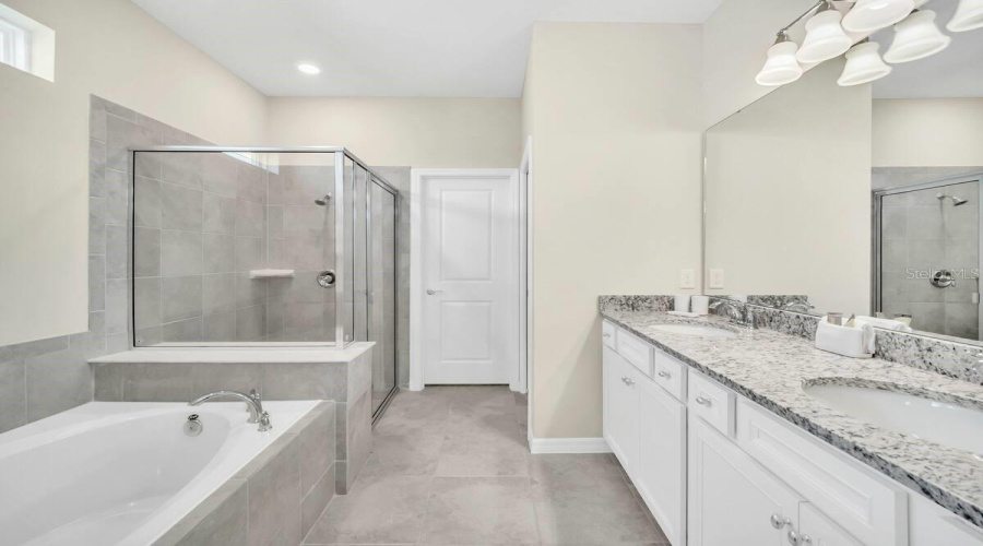 DAVENPORT, Florida 33897, 5 Bedrooms Bedrooms, ,5 BathroomsBathrooms,Residential,For Sale,LILAC,0,MFRO6325183