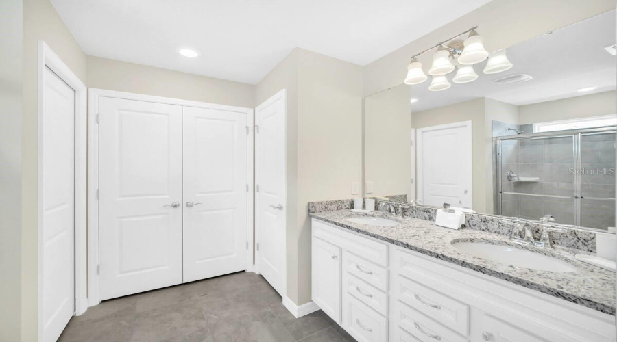 DAVENPORT, Florida 33897, 5 Bedrooms Bedrooms, ,5 BathroomsBathrooms,Residential,For Sale,LILAC,0,MFRO6325183