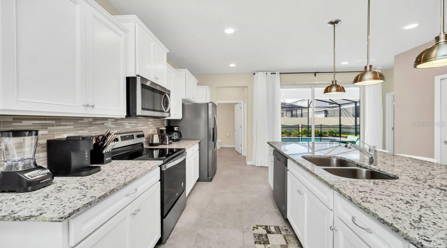 DAVENPORT, Florida 33897, 5 Bedrooms Bedrooms, ,5 BathroomsBathrooms,Residential,For Sale,LILAC,0,MFRO6325183