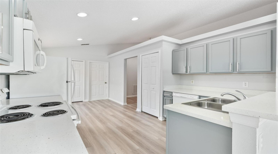 DAVENPORT, Florida 33897, 4 Bedrooms Bedrooms, ,2 BathroomsBathrooms,Residential,For Sale,CHESHIRE,0,MFRO6325170