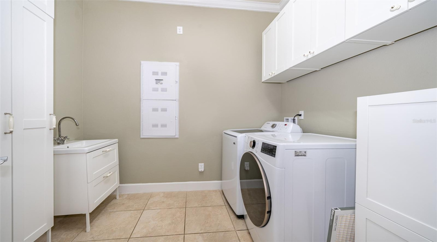 ORLANDO, Florida 32836, 4 Bedrooms Bedrooms, ,3 BathroomsBathrooms,Residential,For Sale,ROYAL ESTATES,0,MFRO6325558