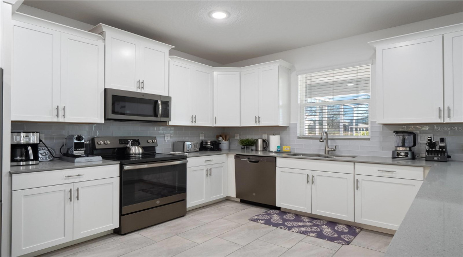 DAVENPORT, Florida 33896, 6 Bedrooms Bedrooms, ,6 BathroomsBathrooms,Residential,For Sale,PEBBLE BEACH,0,MFRS5130681