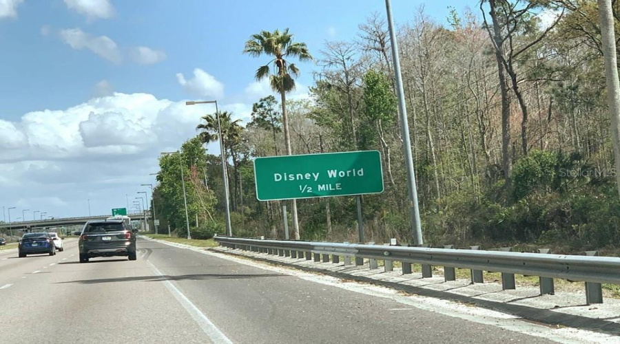 Disney Exit near the house. Disney is just 5 minutes drive from the house.