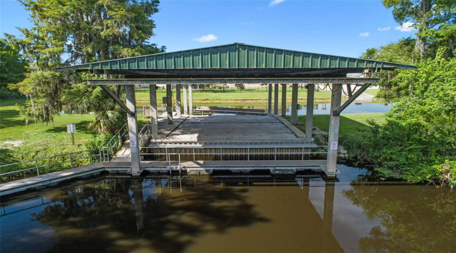 Rear of boat lift into Shingle Creek