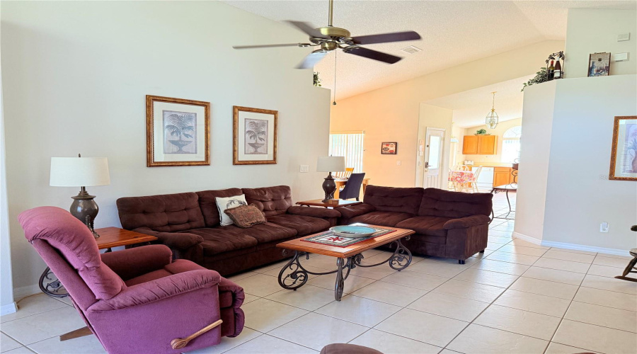 KISSIMMEE, Florida 34747, 4 Bedrooms Bedrooms, ,3 BathroomsBathrooms,Residential,For Sale,ONEIDA,0,MFRO6196696