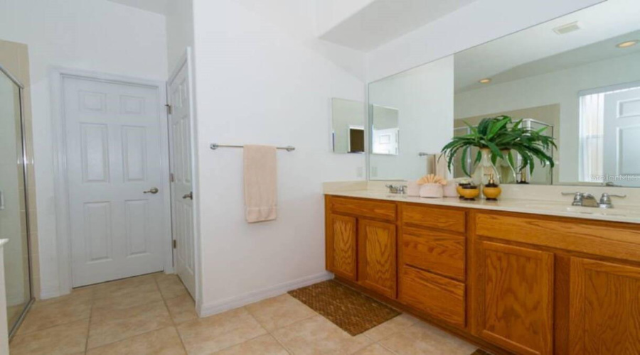 DAVENPORT, Florida 33837, 5 Bedrooms Bedrooms, ,3 BathroomsBathrooms,Residential,For Sale,VIOLA,0,MFRS5105877
