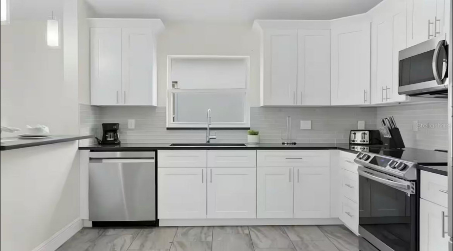 DAVENPORT, Florida 33897, 4 Bedrooms Bedrooms, ,3 BathroomsBathrooms,Residential,For Sale,LOCKBREEZE,0,MFRO6303969