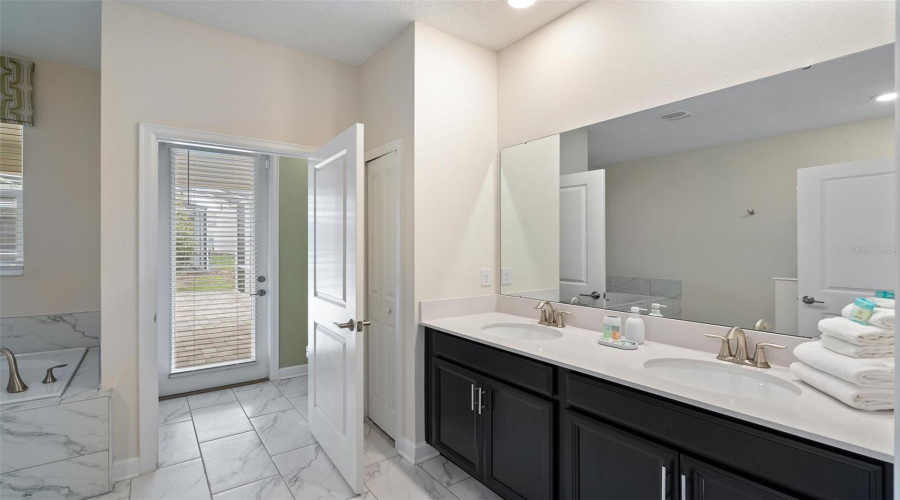 DAVENPORT, Florida 33896, 7 Bedrooms Bedrooms, ,5 BathroomsBathrooms,Residential,For Sale,DROP SHOT,0,MFRO6326734