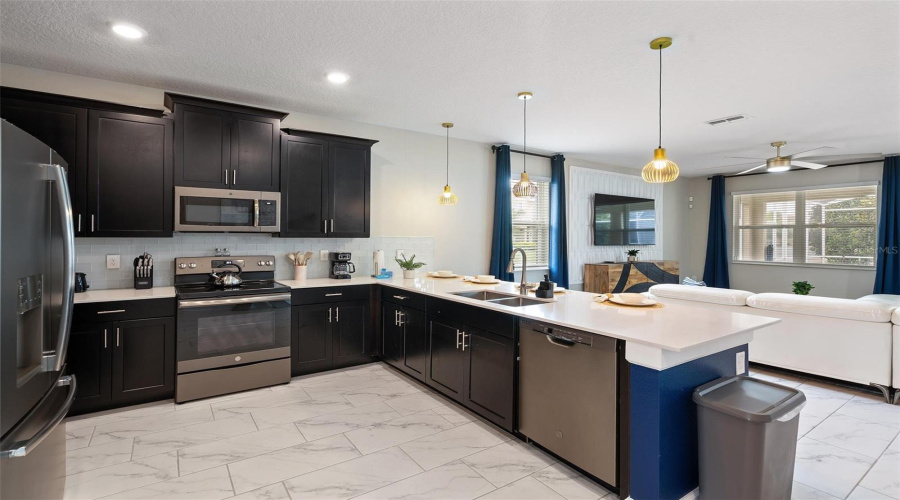 DAVENPORT, Florida 33896, 7 Bedrooms Bedrooms, ,5 BathroomsBathrooms,Residential,For Sale,DROP SHOT,0,MFRO6326734