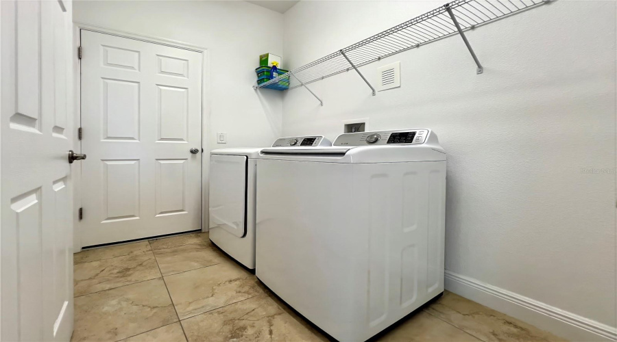 DAVENPORT, Florida 33896, 4 Bedrooms Bedrooms, ,2 BathroomsBathrooms,Residential,For Sale,LAKE SHORE,0,MFRO6326727