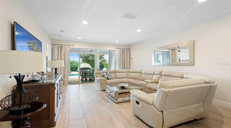 KISSIMMEE, Florida 34747, 6 Bedrooms Bedrooms, ,6 BathroomsBathrooms,Residential,For Sale,PENDANT,0,MFRO6318931