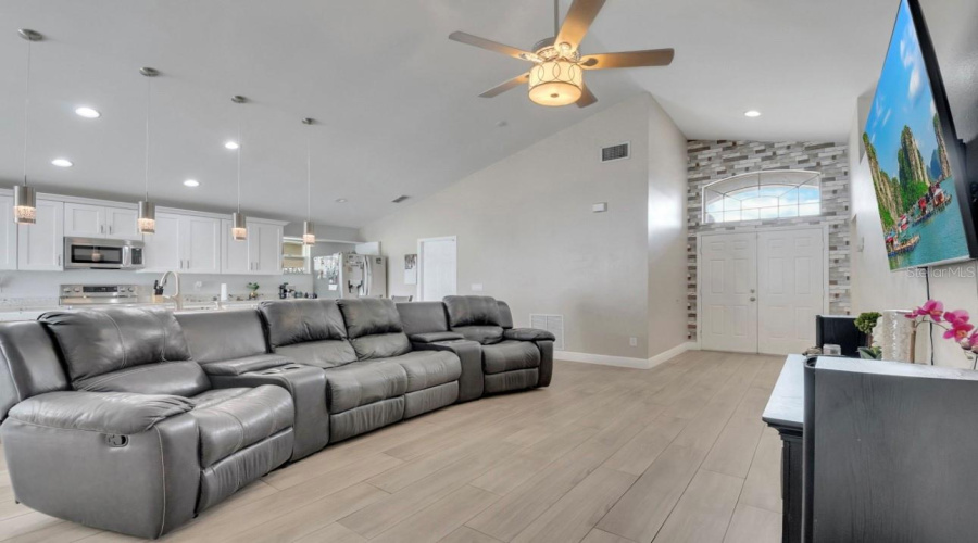 DAVENPORT, Florida 33897, 4 Bedrooms Bedrooms, ,2 BathroomsBathrooms,Residential,For Sale,SOMERSET,0,MFRO6327524